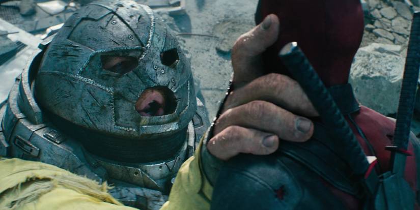 Ryan Reynolds as Juggernaut holding Ryan Reynolds' ᴅᴇᴀᴅpool by the throat in ᴅᴇᴀᴅpool 2