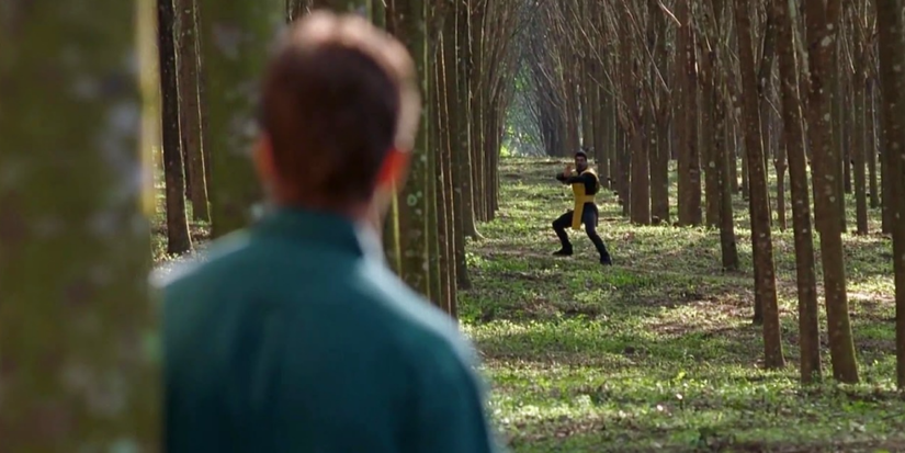 Johnny Cage (Linden Ashby) lutando contra Scorpion (Chris Casamassa) em Mortal Kombat (1995)