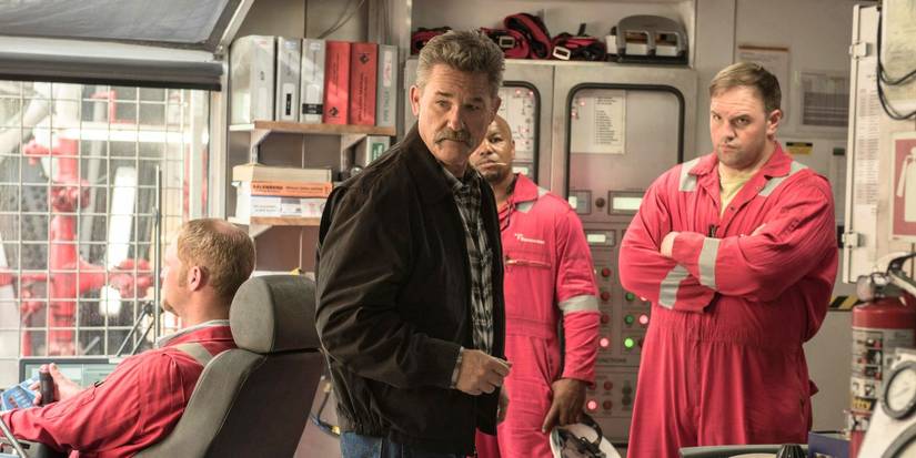 Kurt Russell como Jimmy Harrell com outros membros da equipe de broca no Deepwater Horizon