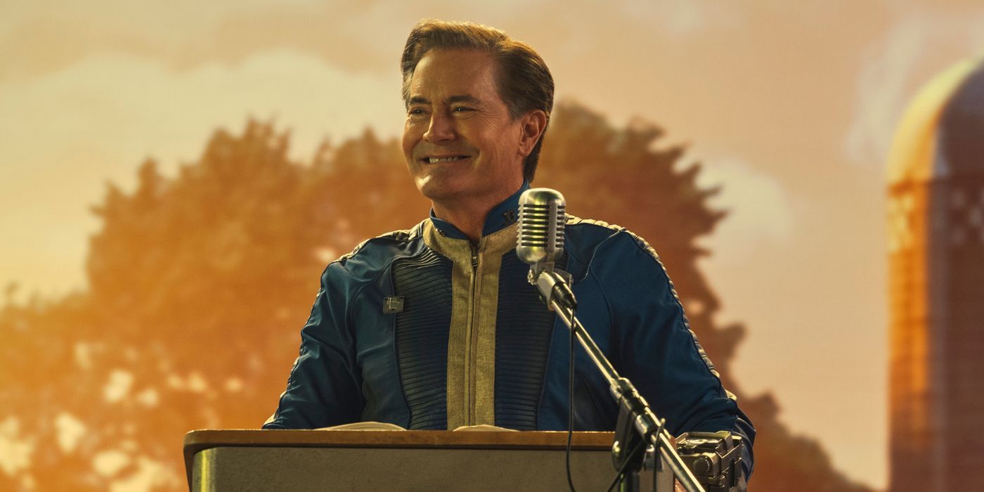 Kyle MacLachlan as Hank smiling at a podium in the Fallout pilot