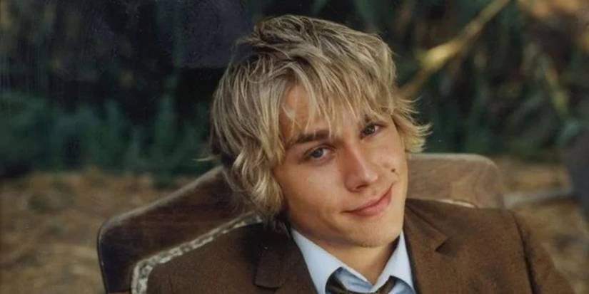 Lloyd (Charlie Hunnam) smiling in Undeclared.