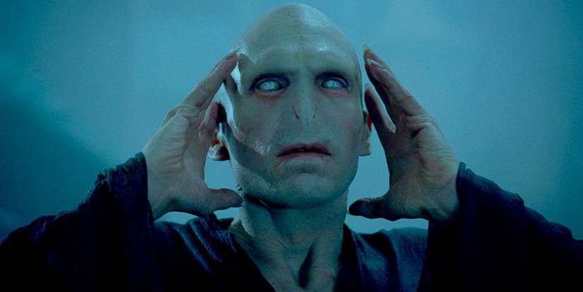 Lord Voldemort (Ralph Fiennes) colocando as mãos na cabeça em Harry Potter.