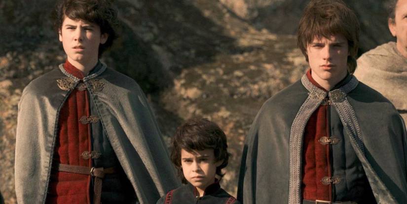 Lucerys (Elliot Grihault), Joffrey (Oscar Eskinazi), and Jacaerys (Harry Collett) standing together in HotD