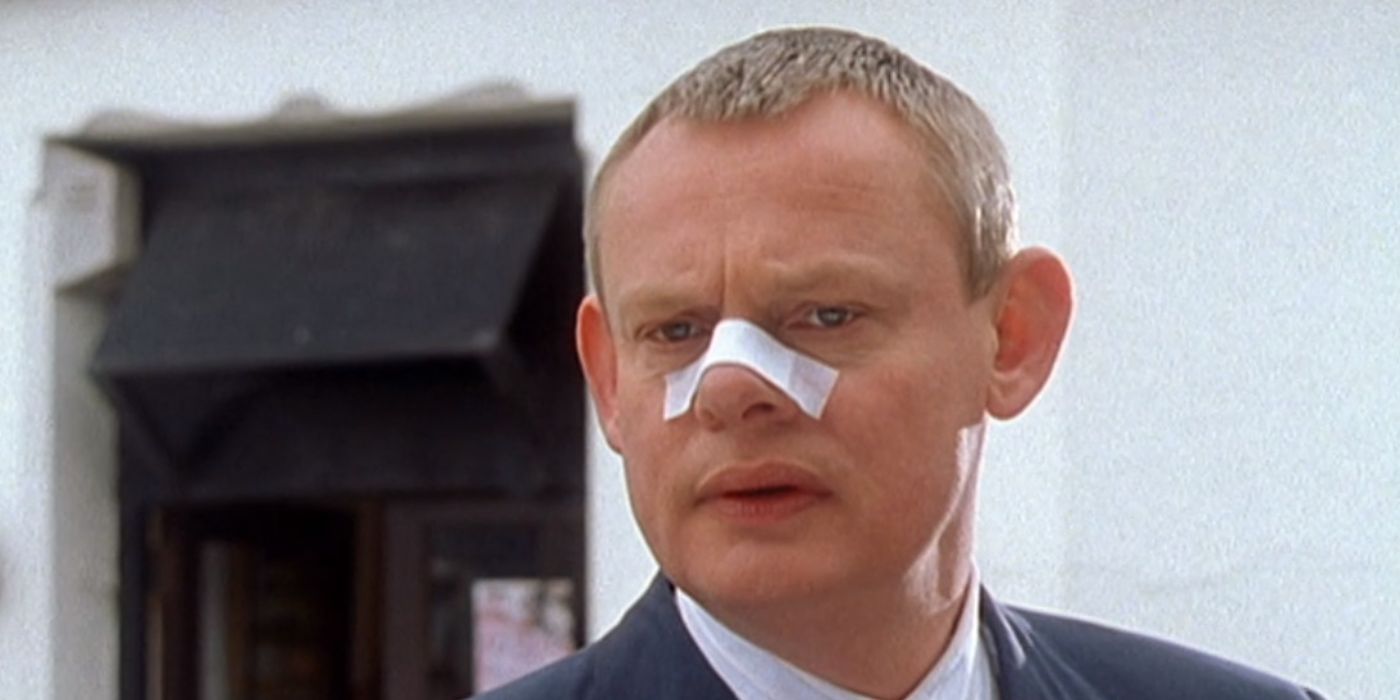 Martin con benda al naso in Doc Martin