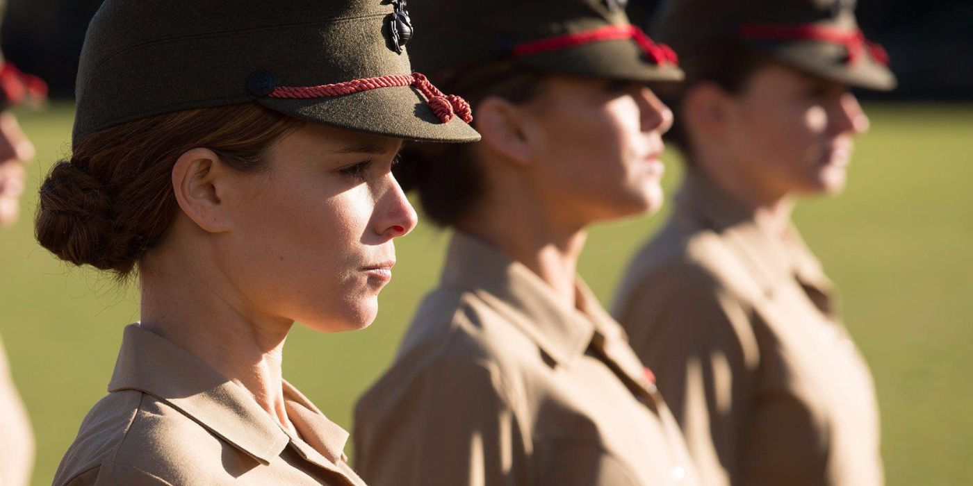 Megan (Kate Mara) na fila com outros fuzileiros navais em Megan Leavey