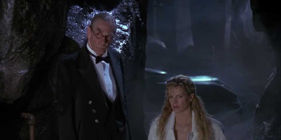 Alfred e Vicki Vale na Batcaverna