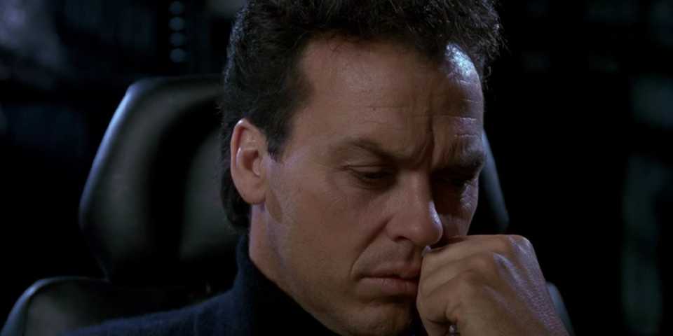 Michael Keaton como Bruce Wayne na Batcaverna