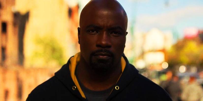 Mike Colter como Luke Cage olhando para a câmera em Luke Cage.