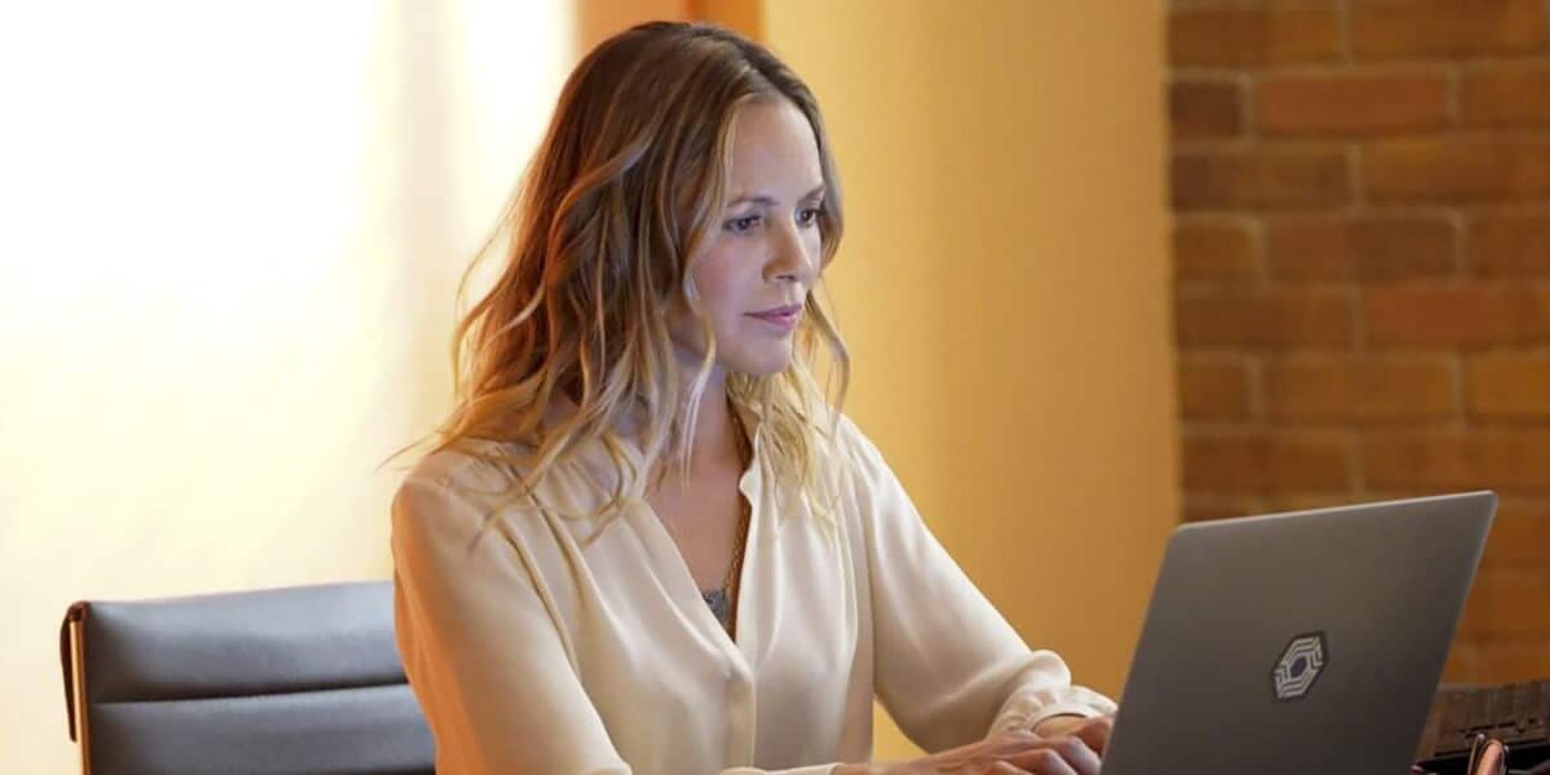 Jacqueline Sloane (Maria Bello) gazes intently at computer screen