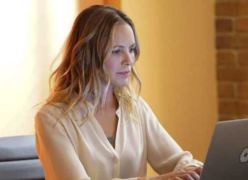 Jacqueline Sloane (Maria Bello) gazes intently at computer screen