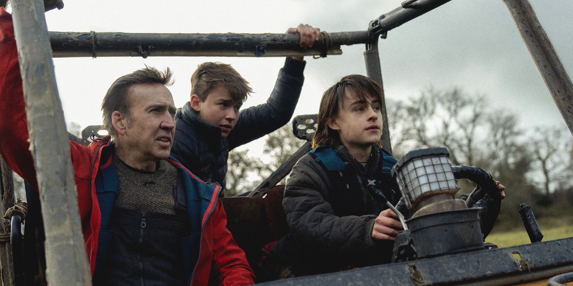 Nicolas Cage nei panni di Paul viaggia in macchina con Jaeden Martell e Maxwell Jenkins in Arcadian