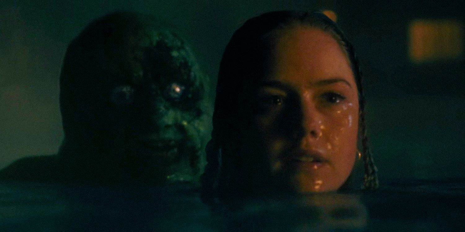 Izzy Waller está en la piscina con una figura de monstruo detrás de ella en la película Night Swim.