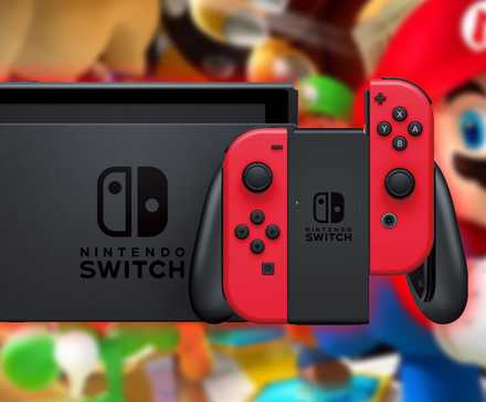 Nintendo Switch с красными Joy-Con перед ключевым изображением Mario Party.