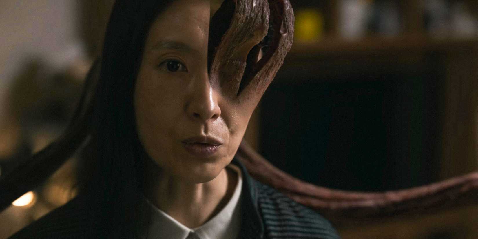 Seol Kyung-hee como um parasita em Parasyte: The Grey temporada 1