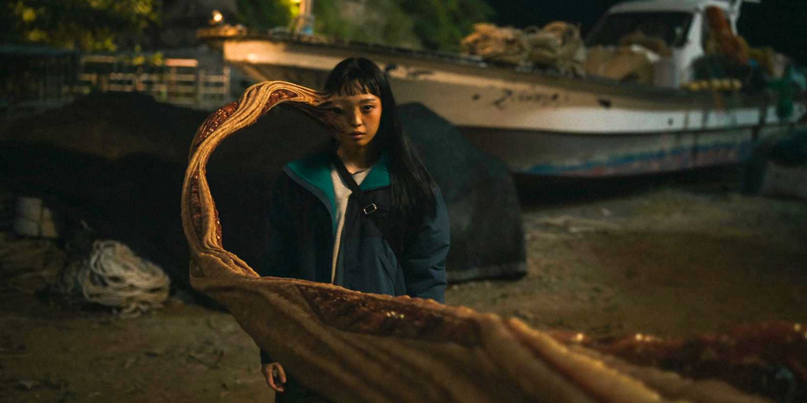 Jeong Su-in, as a parasite, extends her tentacle in Parasyte: The Grey season 1 