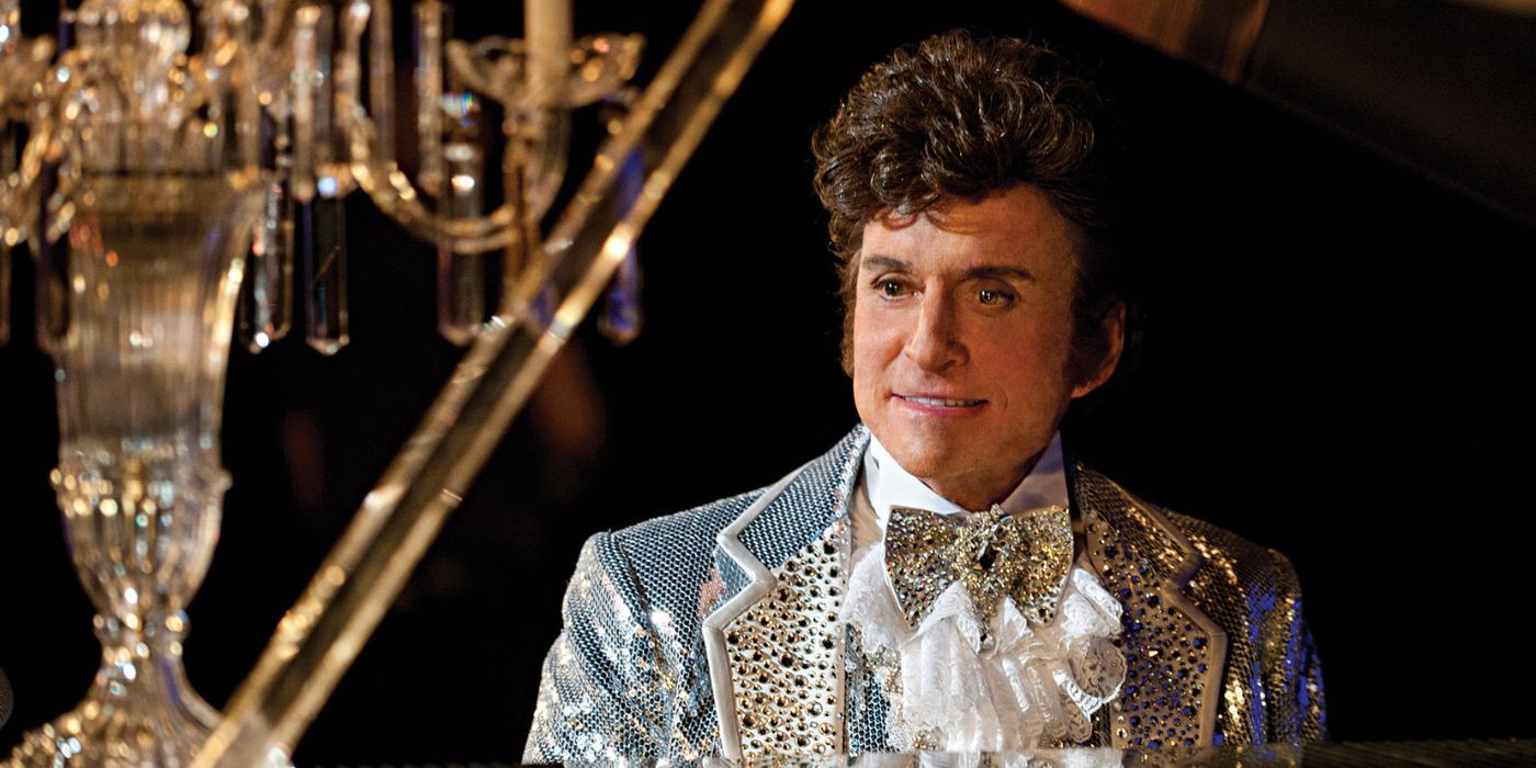 Michael Douglas interpreta Liberace al pianoforte