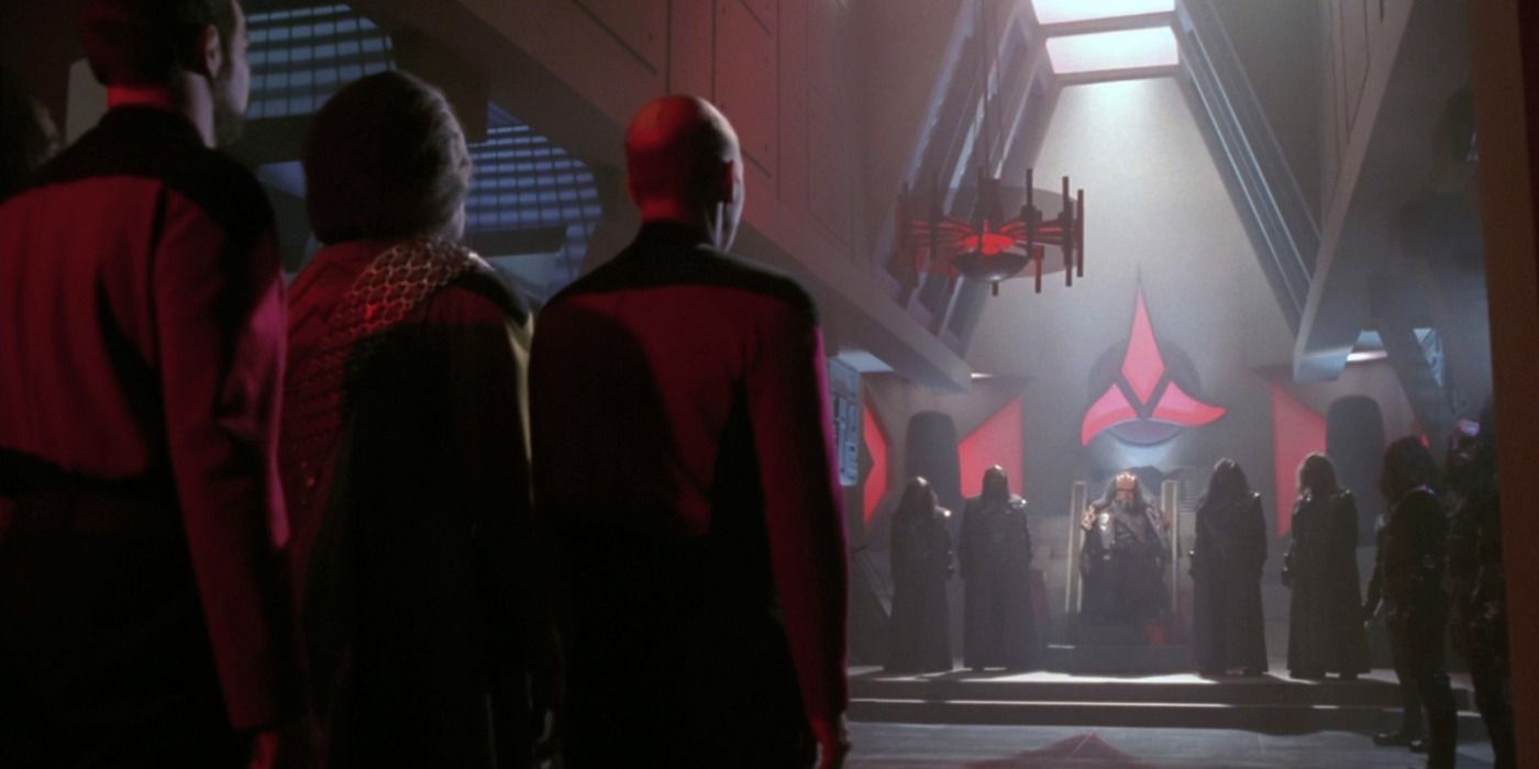 Captain Picard Is Just As Badass As Worf In Star Trek: TNG's First Big Klingon Episode