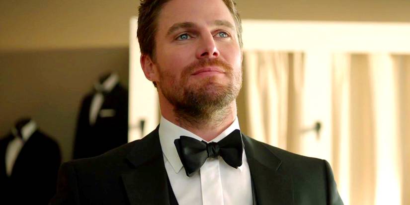 Stephen Amell como Oliver Queen em terno na série Arrow