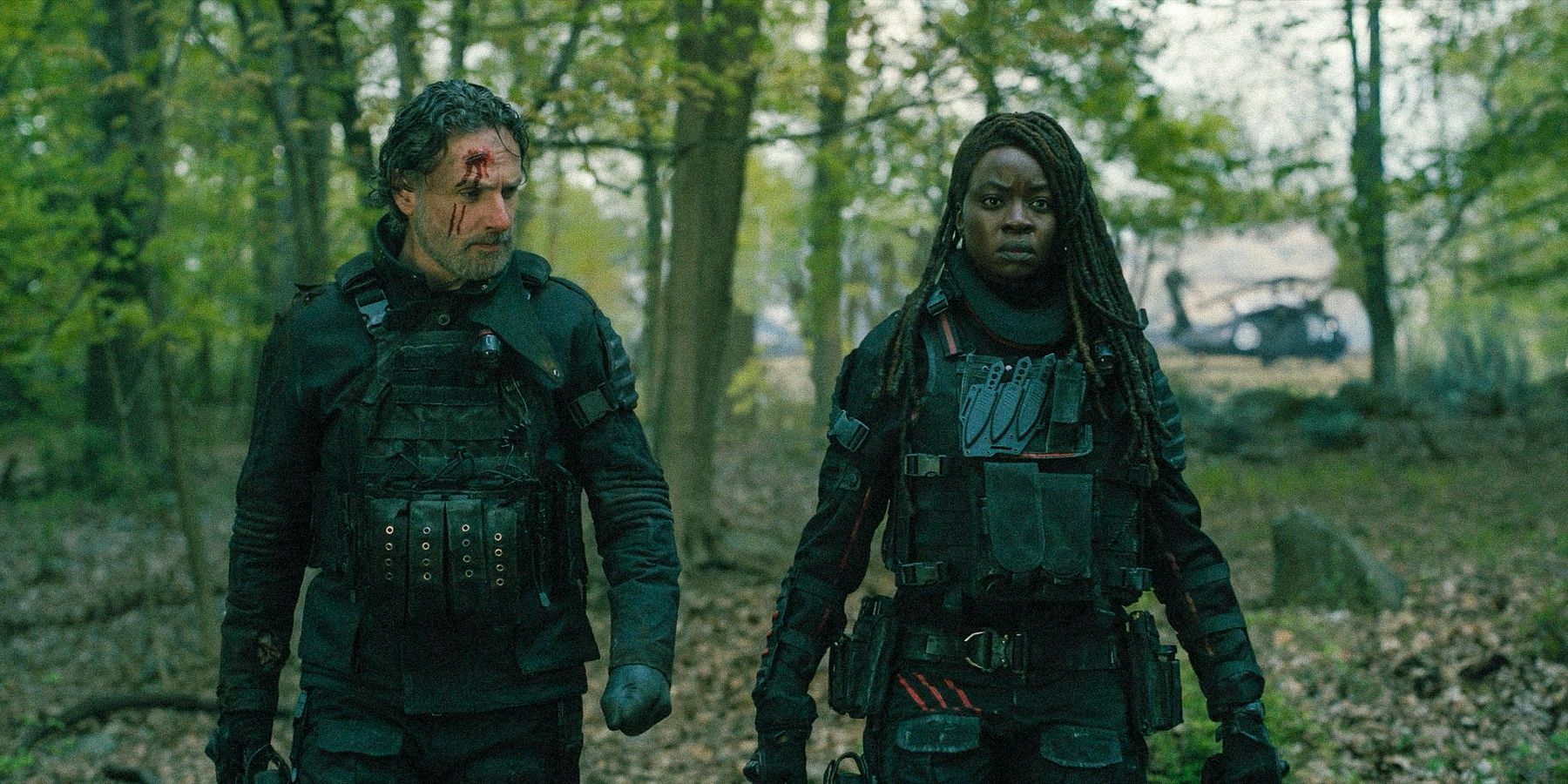 Rick Grimes and Michonne Hawthorne using the Echelon briefing in The Walking Dead the Ones Who Live season 1 Ep 6