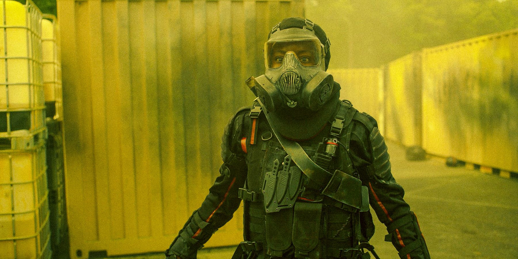 Michonne Hawthorne usando uma máscara de gás no meio de uma névoa dourada em The Walking Dead the Ones Who Live, temporada 1, episódio 6