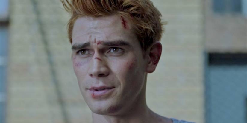 K.J Apa como Archie com o rosto machucado na prisão em Riverdale temporada 3