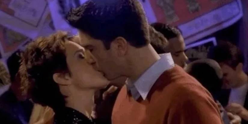 Ross e Chloe se beijando em Friends