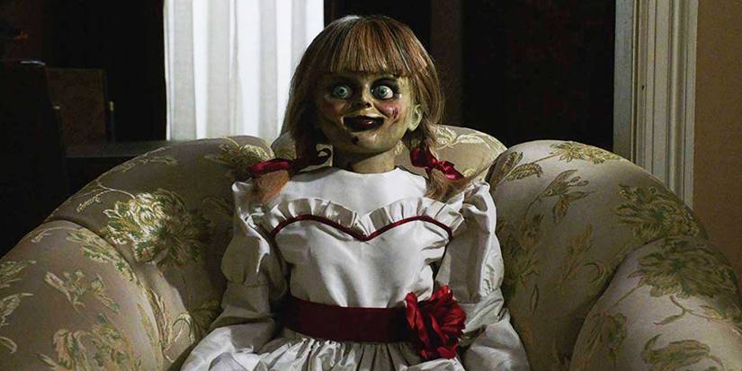 Призрачная кукла Annabelle, сидящая на стуле в фильме "Кодзинг"