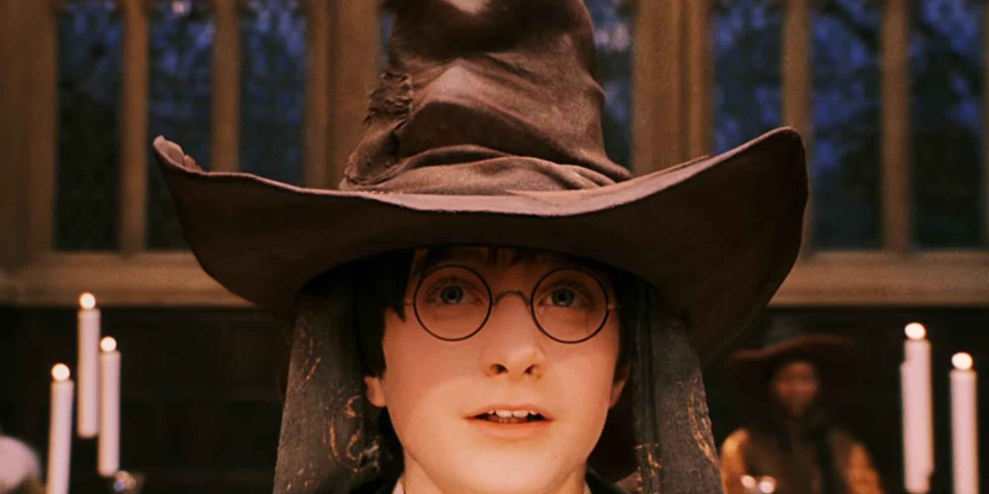 Daniel Radcliffe como Harry Potter no primeiro filme com o Chapéu Seletor na cabeça
