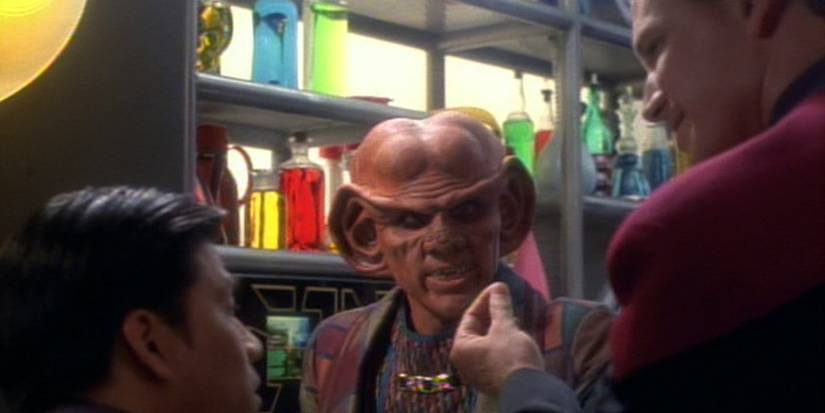 Garrett Wang, Armin Shimerman, Robert Duncan McNeill como Harry Kim, Quark e Tom Paris em Star Trek: Voyager