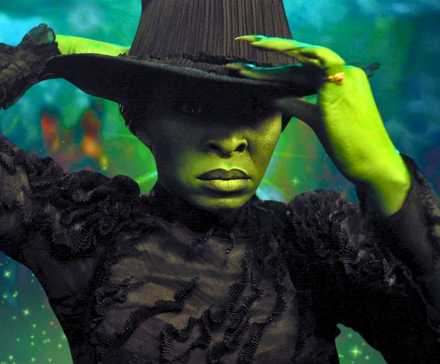 Отредактированное изображение Синтии Эриво, надевающей колдовскую шляпу в "Удивительном мире"