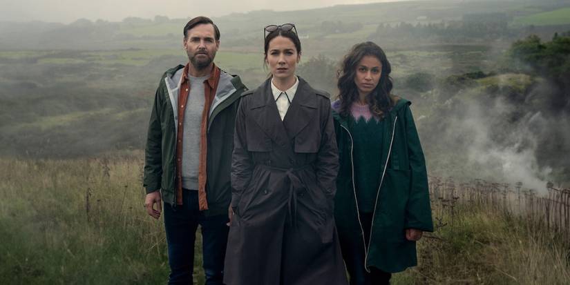 Will Forte, Siobhan Cullen und Robyn Cara stehen in der Bodkin-Show von Netflix auf einem Feld