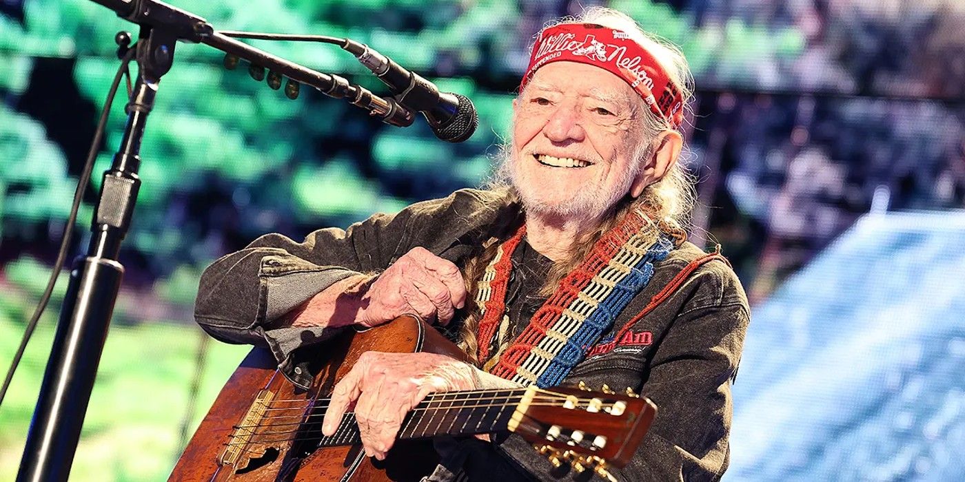 Willie Nelson sorrindo no palco