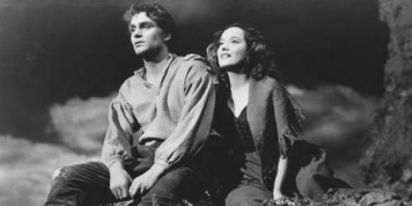 Catherine e Heathcliff sentados juntos em Wuthering Heights 1962.