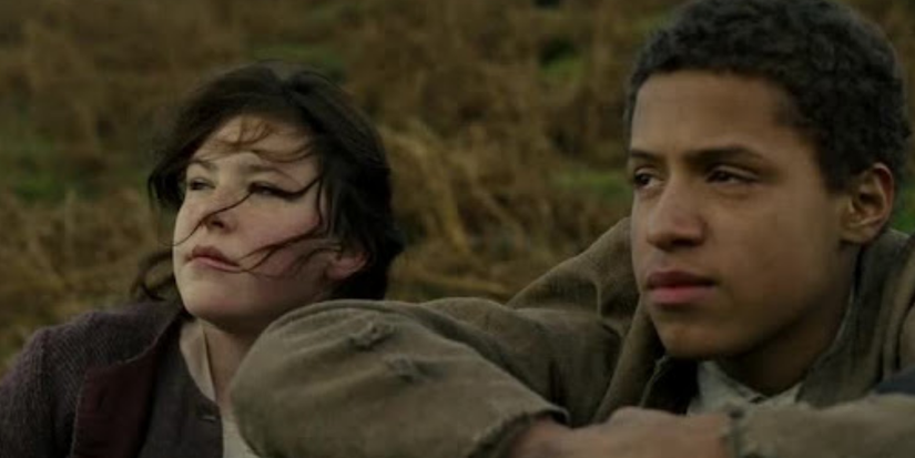 Catherine und Heathcliffe sitzen auf einem Hügel in Wuthering Heights 2011 