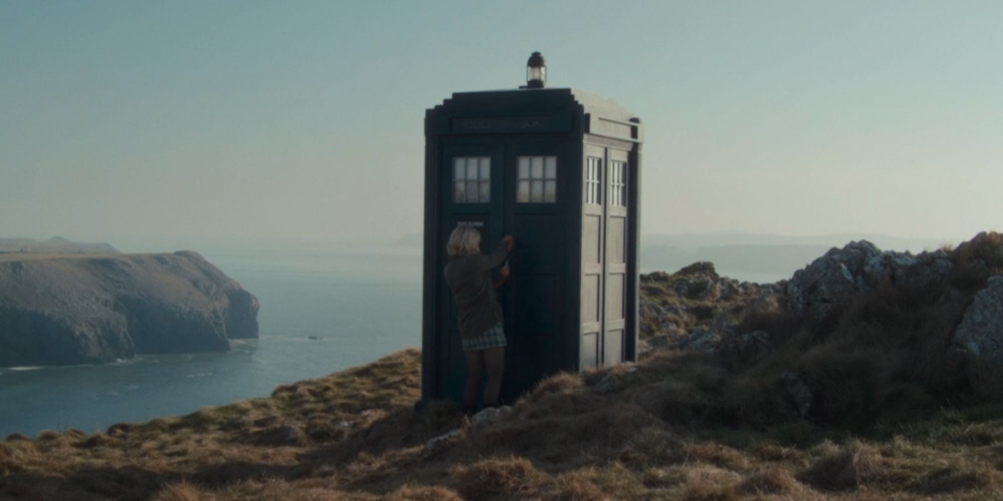 El niño atemporal de Doctor Who explica adecuadamente por qué la TARDIS permanece como cabina de policía