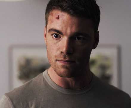 Изображение Габриэля Бассо в роли Пита в 1 сезоне сериала "The Night Agent", 9 эпизод