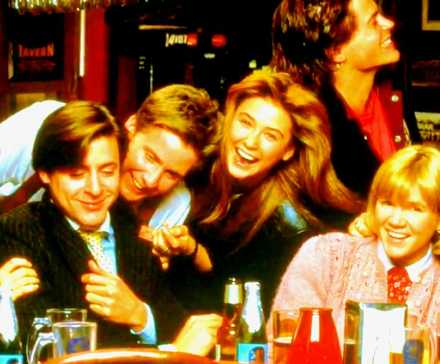 Старая фотография группы Brat Pack за столом из документального фильма BRATS.jpg