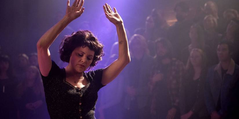 Audrey Horne (Sherilyn Fenn) dances with her hands in the air at the Road House in Twin Peaks The Return