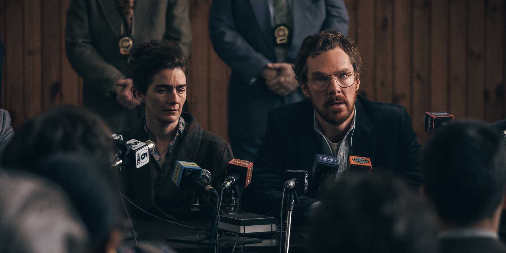 Бенджамин Кламбербэтч и Габи Хоффман в роли Винсента и Кэсси, плачущие на пресс-конференции в сериале "Эрик"