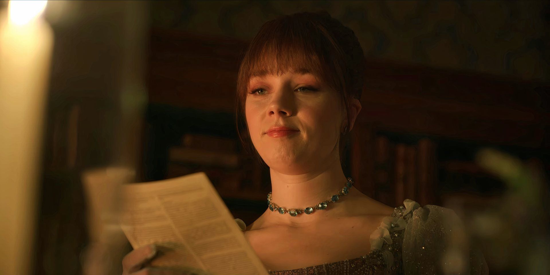 Eloise Bridgerton holds a pamphlet in her hands in Bridgerton season 3