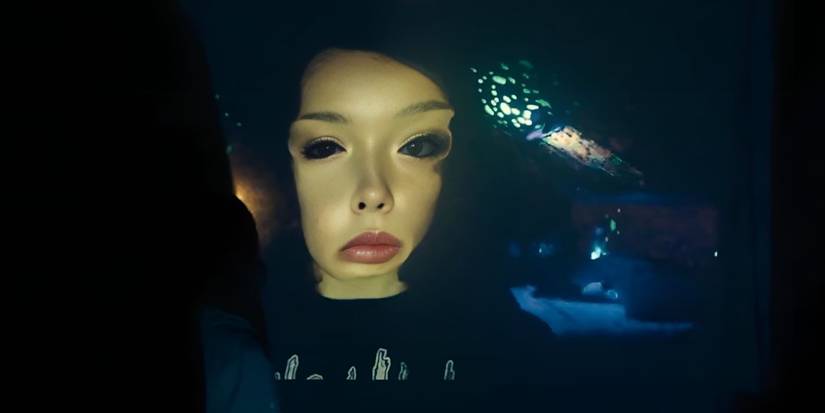 Casey olhando para seu rosto distorcido em Vamos todos para a Feira Mundial