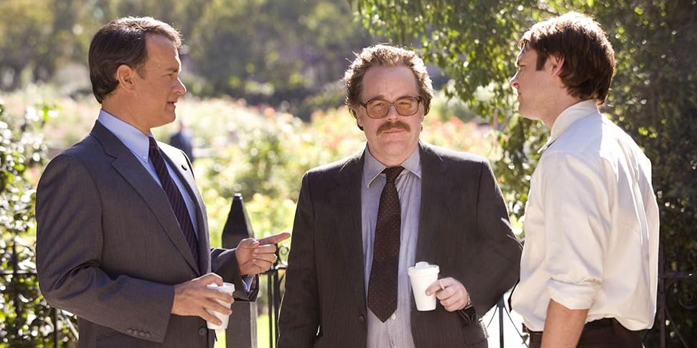 Tom Hanks and Philip Seymour Hoffman talking in a garden in Charlie Wilson's War (2007)