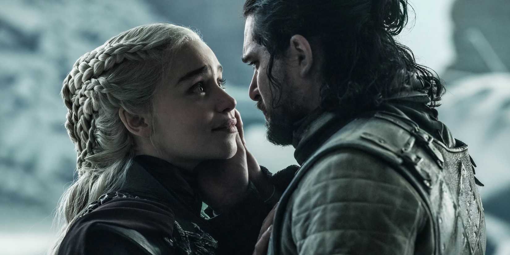 Jon Snow segura a bochecha de Daenerys na sala do trono no final de Game of Thrones