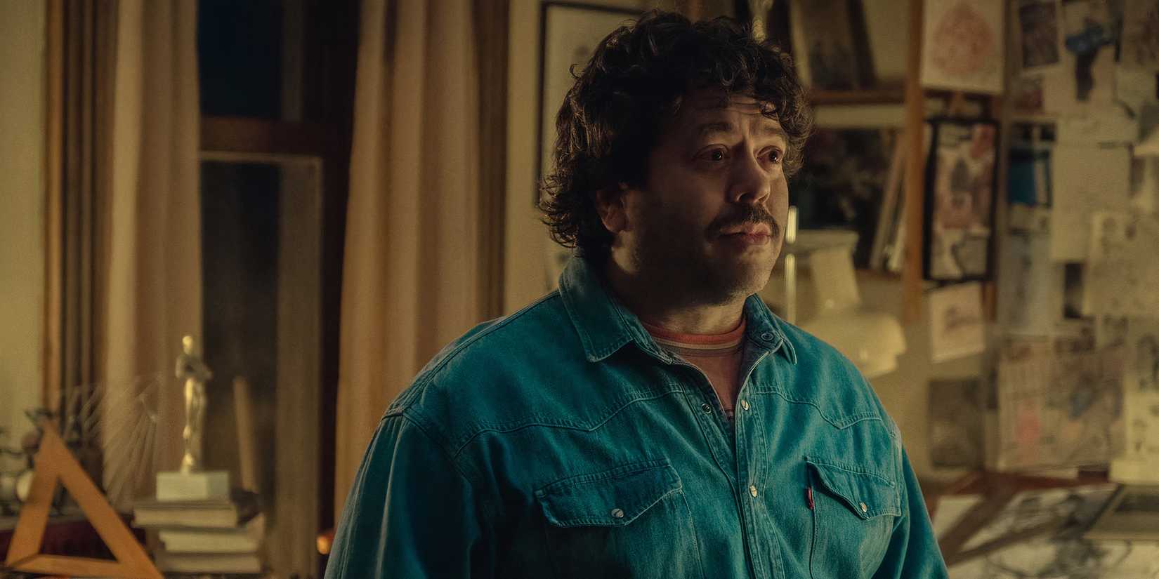 Дэн Фоглер в роли Ленни, выглядящий обеспокоенным в *Eric*