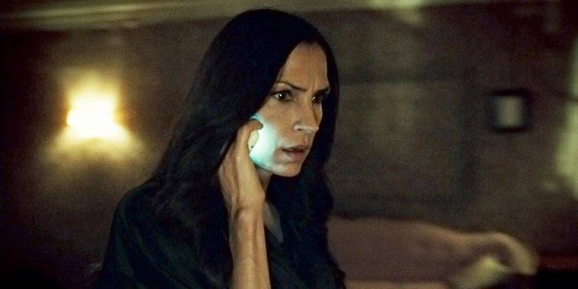 Olivia de Hemlock Grove preocupada ao telefone