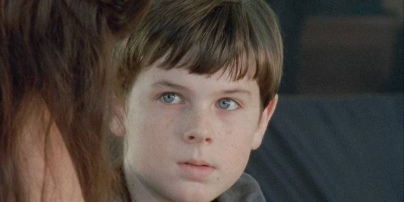 Carl (Chandler Riggs) conversa com Lori (Sarah Wayne Callies) sobre sua recuperação na 2ª temporada de The Walking Dead.