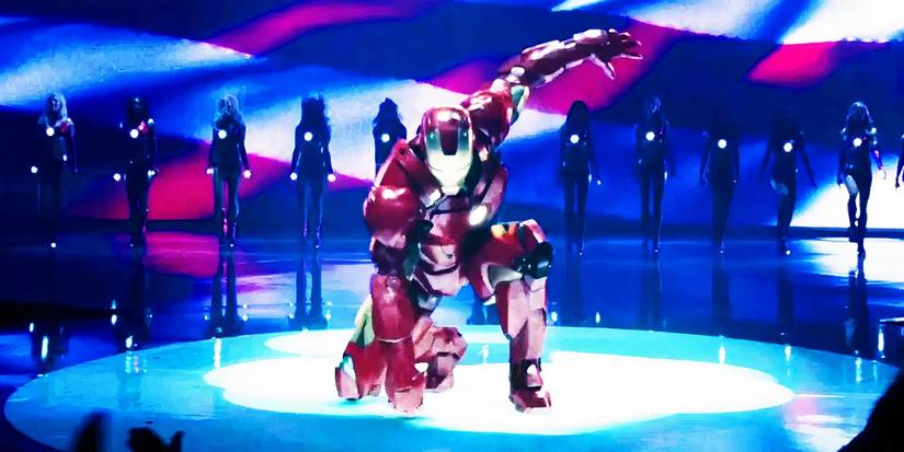 Homem de Ferro pousando na Stark Expo em Homem de Ferro 2