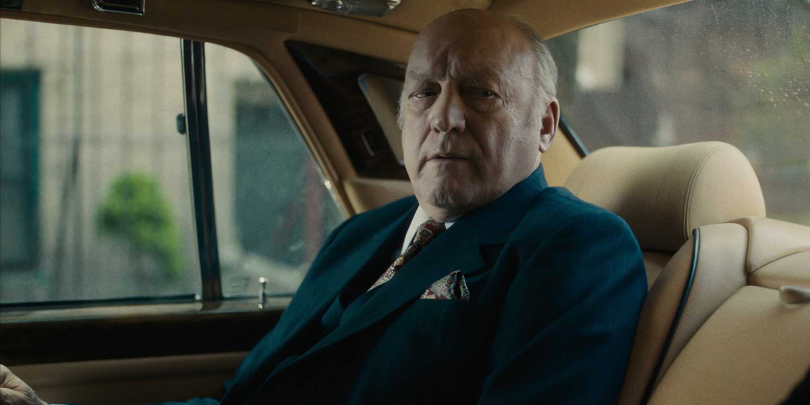 Джон Доман в роли Роберта, разочарованно смотрящий на Винсента в машине в фильме Eric