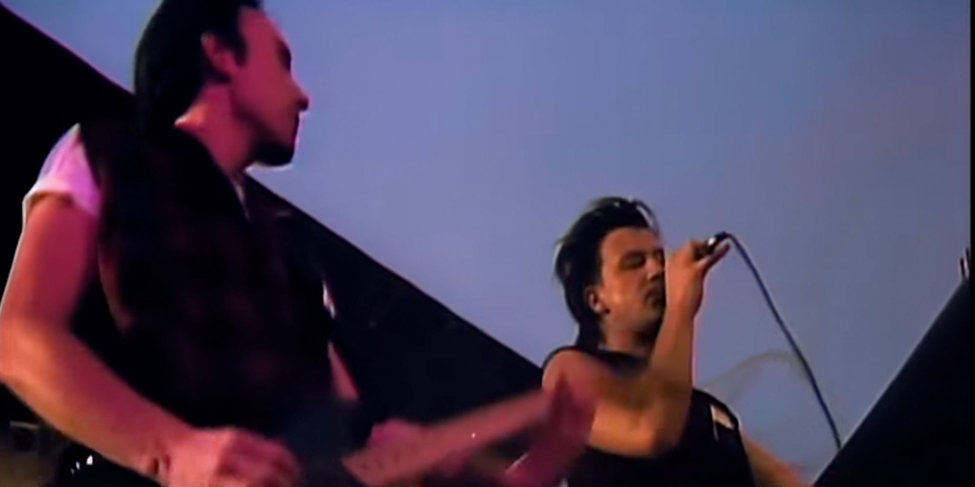 Боно и The Edge из U2 рассказывают об искусстве против угнетения в документальном клипе Kiss The Future