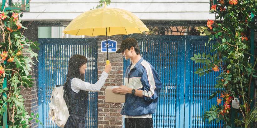 Im Sol segura um guarda-chuva amarelo sobre Ryu Sun-jae